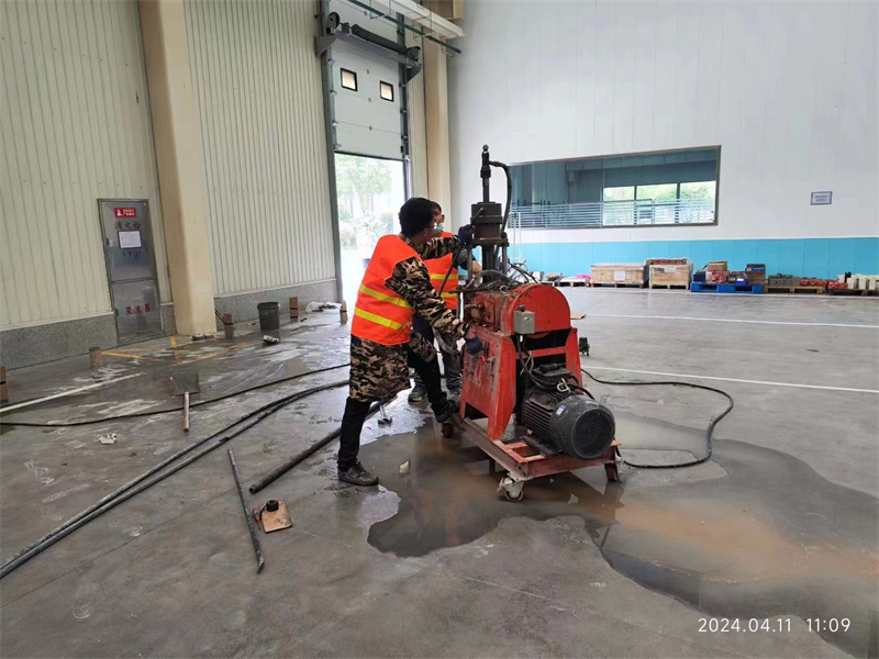 湾岭镇厂房地面下沉塌陷注浆加固施工